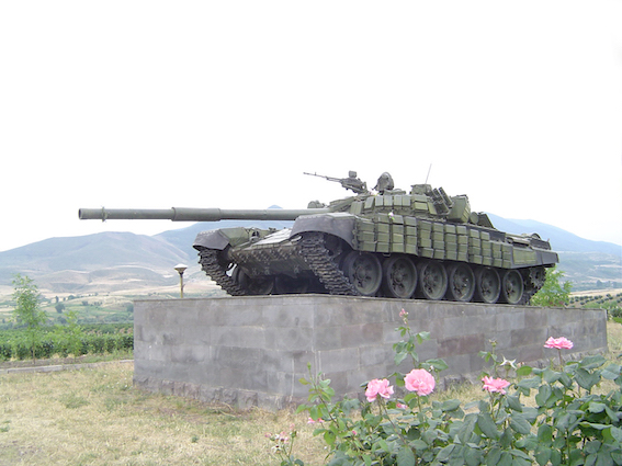 Tank memorial à Stepanakert, char T-72 (© Marshall Bagramyan)
